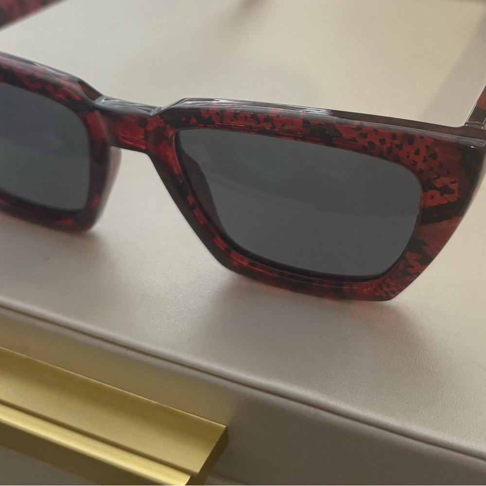 Foster Grant Red Snakeskin Polarized Cat Eye Sunglasses New without tags - Picture 2 of 5